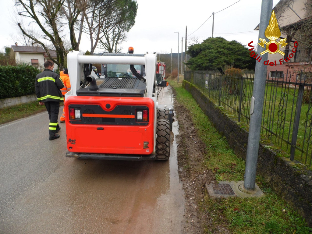 Immagine per Scava con il bobcat a Savogna d'Isonzo e prende un colpo, operaio trasportato in pronto soccorso